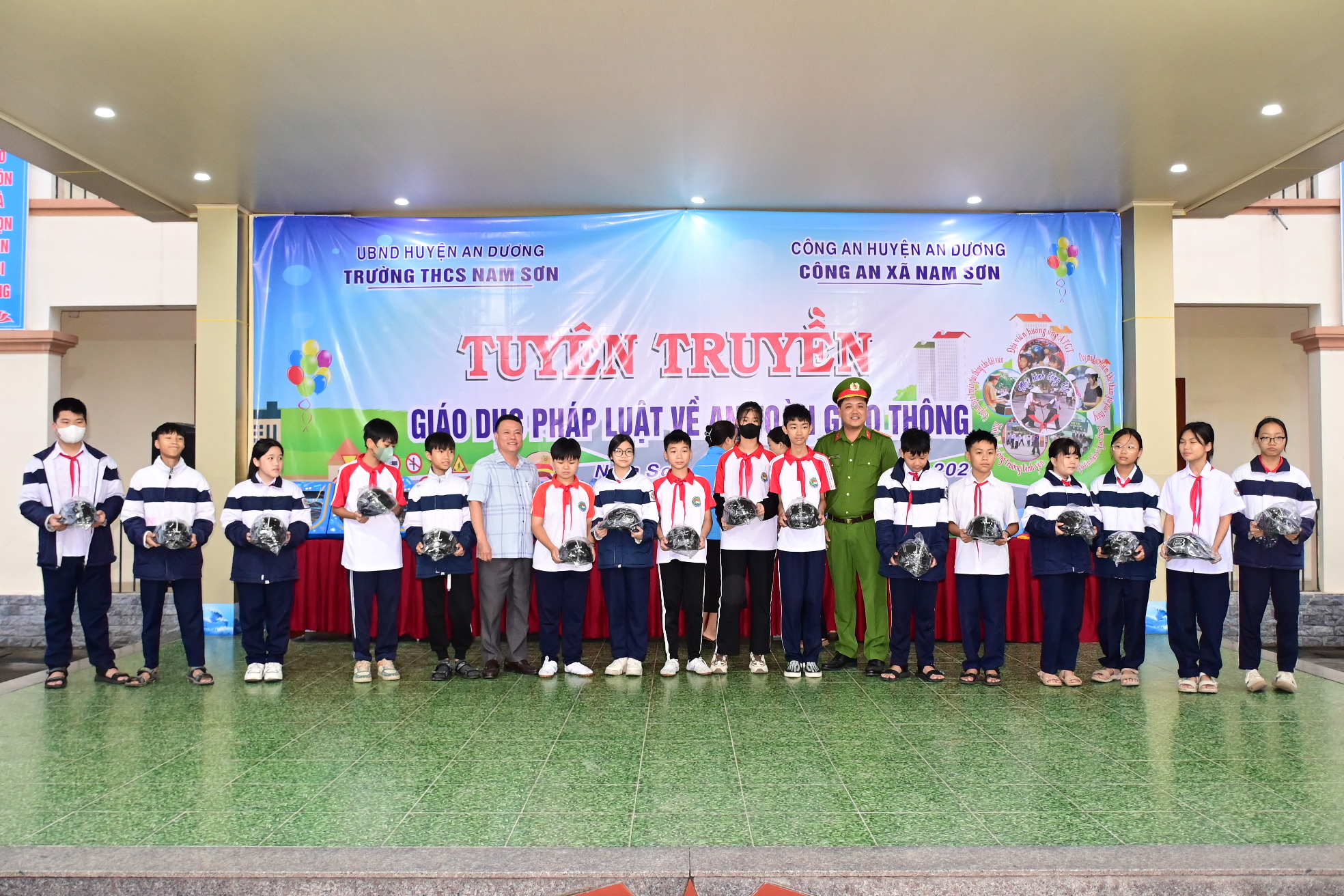 Công an xã Nam Sơn (huyện An Dương): Tặng 50 mũ bảo hiểm đạt chuẩn cho học sinh trường THCS Nam Sơn